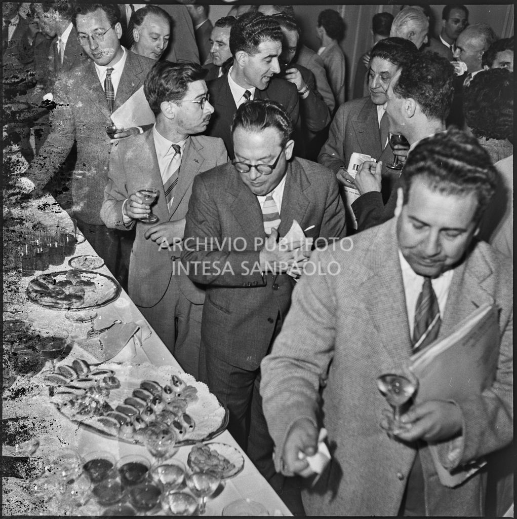 Rinfresco in occasione del convegno di studio sulle condizioni del lavoratore nell'impresa industriale organizzata nei Chiostri di San Barnaba a Milano dalla Società Umanitaria. Visibile il segretario della CGIL Giuseppe Di Vittorio<br>216114