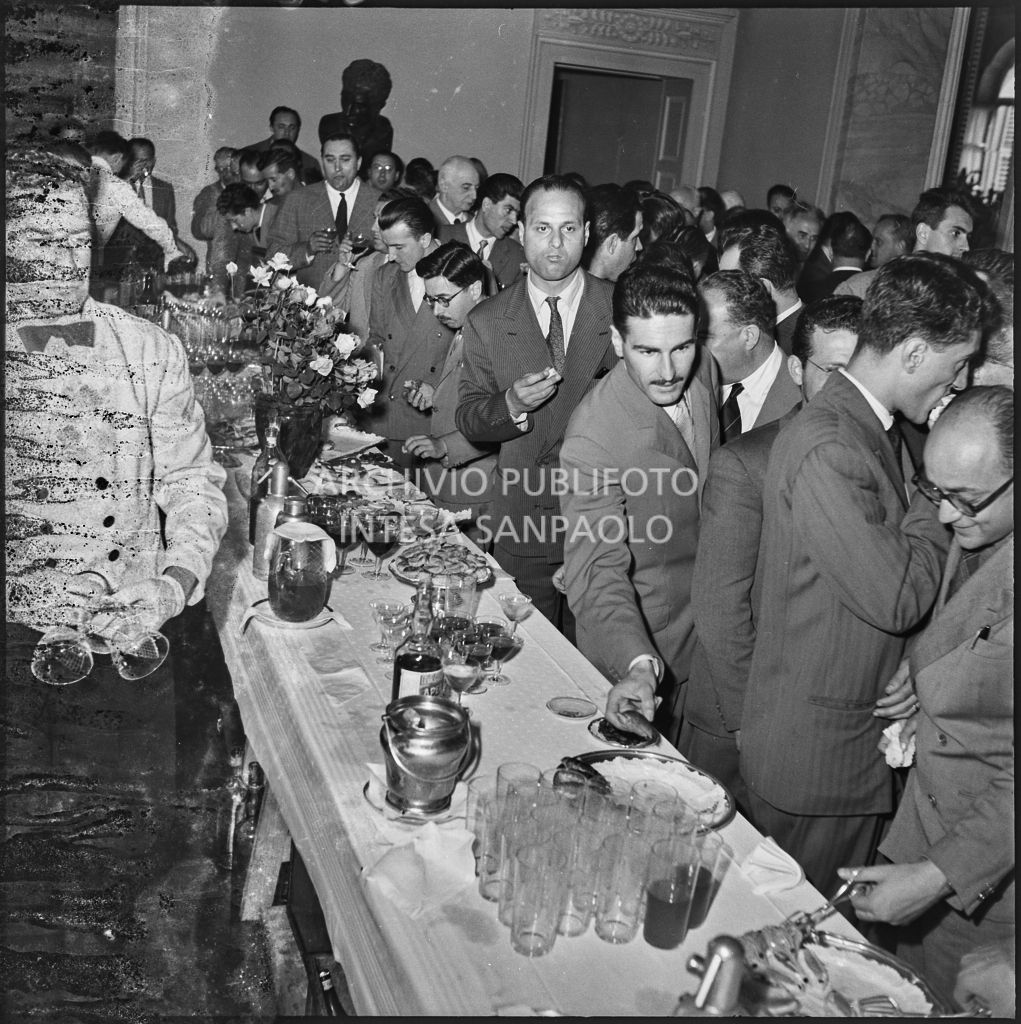 Rinfresco in occasione del convegno di studio sulle condizioni del lavoratore nell'impresa industriale organizzata nei Chiostri di San Barnaba a Milano dalla Società Umanitaria<br>216115