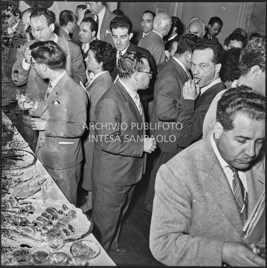 Rinfresco in occasione del convegno di studio sulle condizioni del lavoratore nell'impresa industriale organizzata nei Chiostri di San Barnaba a Milano dalla Società Umanitaria<br>216116