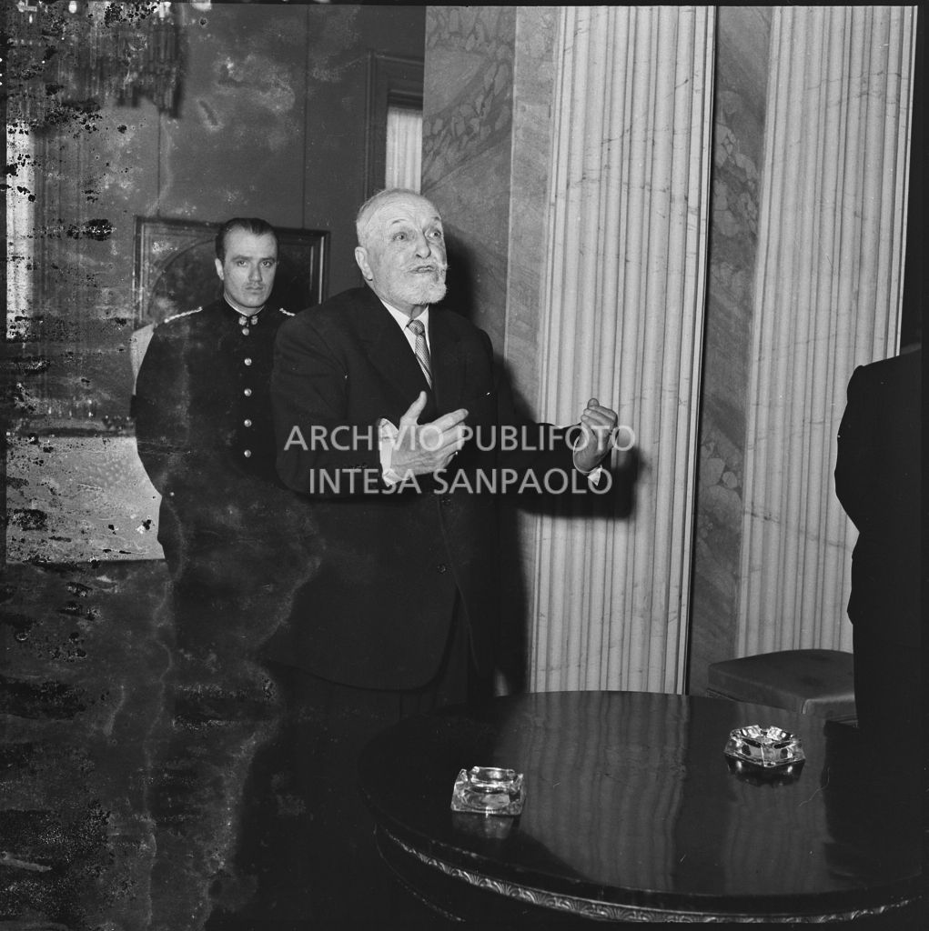 Un uomo ripreso in occasione del convegno di studio sulle condizioni del lavoratore nell'impresa industriale organizzata nei Chiostri di San Barnaba a Milano dalla Società Umanitaria<br>216117