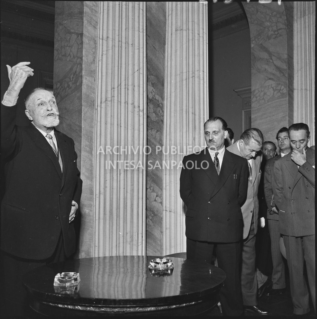 Alcuni uomini ripresi in occasione del convegno di studio sulle condizioni del lavoratore nell'impresa industriale organizzata nei Chiostri di San Barnaba a Milano dalla Società Umanitaria<br>216121