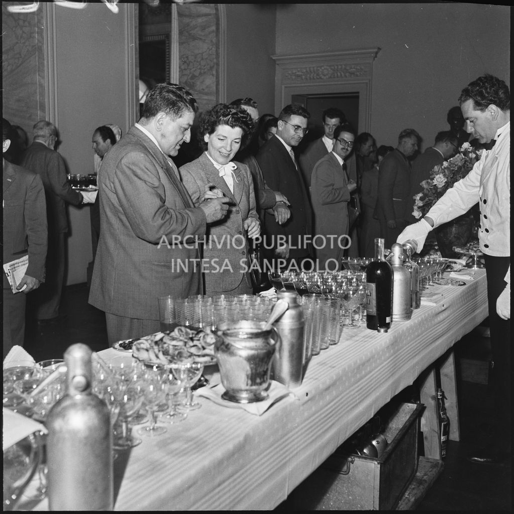 Rinfresco in occasione del convegno di studio sulle condizioni del lavoratore nell'impresa industriale organizzata nei Chiostri di San Barnaba a Milano dalla Società Umanitaria. Visibile il segretario della CGIL Giuseppe Di Vittorio (primo da sinistra)<br>216122