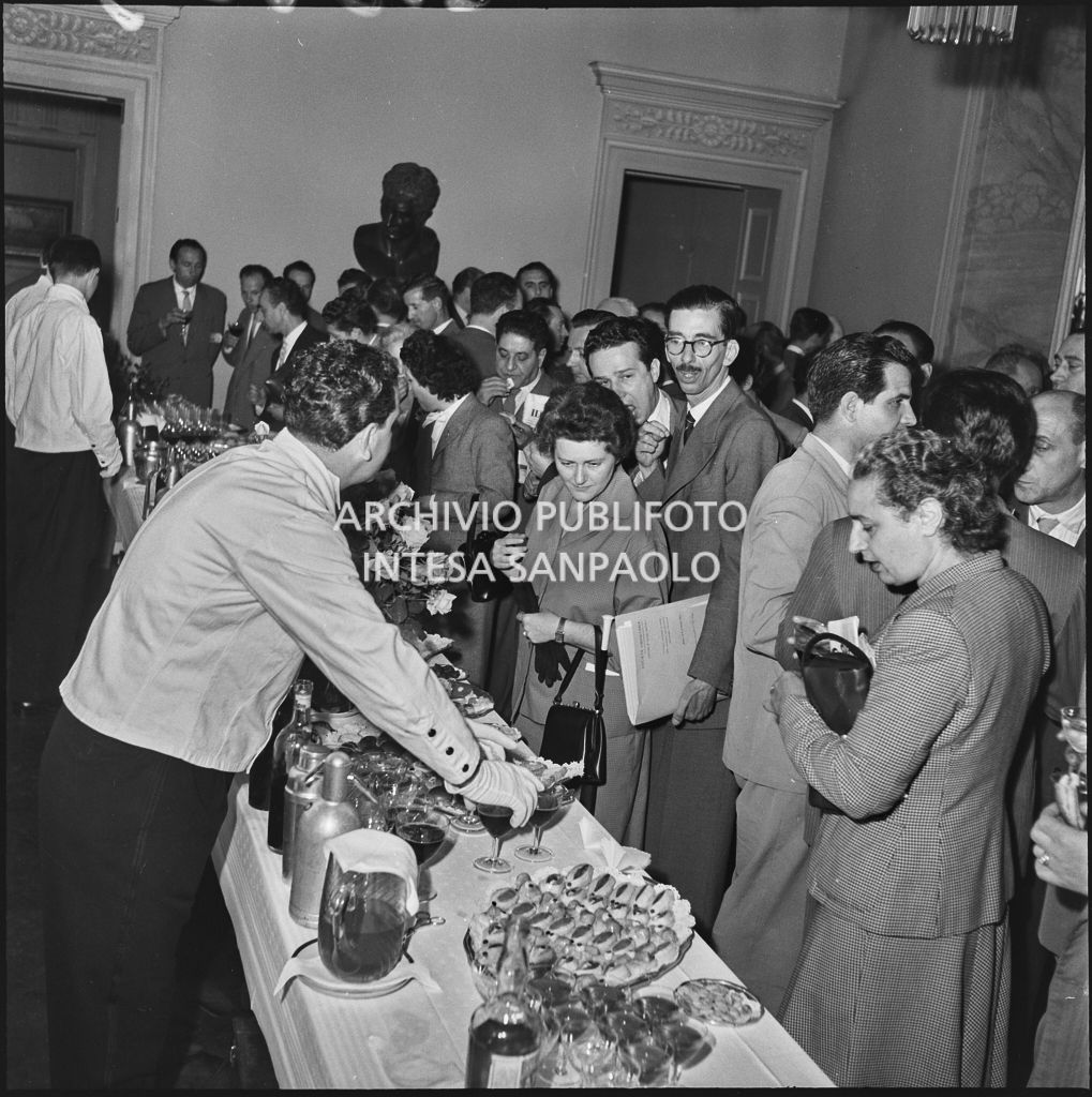 Rinfresco in occasione del convegno di studio sulle condizioni del lavoratore nell'impresa industriale organizzata nei Chiostri di San Barnaba a Milano dalla Società Umanitaria. Visibile il segretario della CGIL Giuseppe Di Vittorio<br>216123