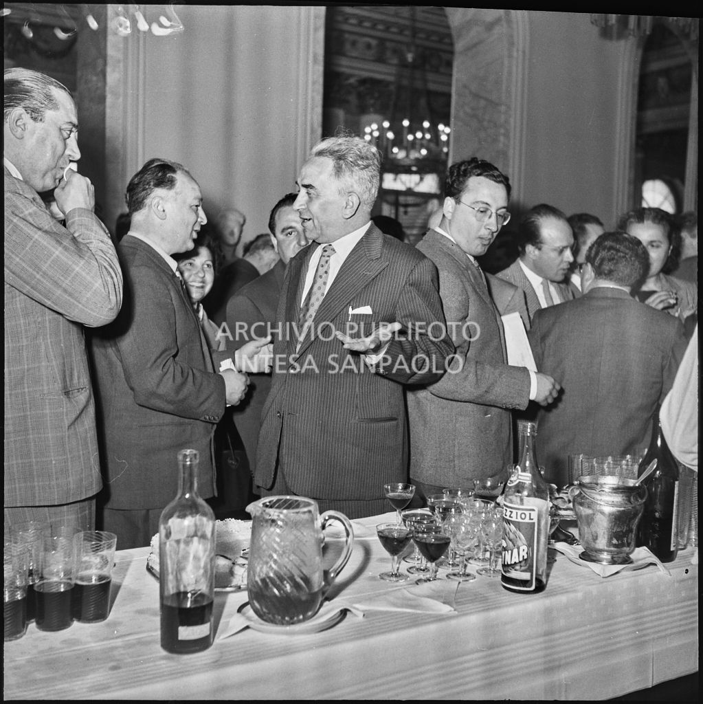 Rinfresco in occasione del convegno di studio sulle condizioni del lavoratore nell'impresa industriale organizzata nei Chiostri di San Barnaba a Milano dalla Società Umanitaria<br>216125