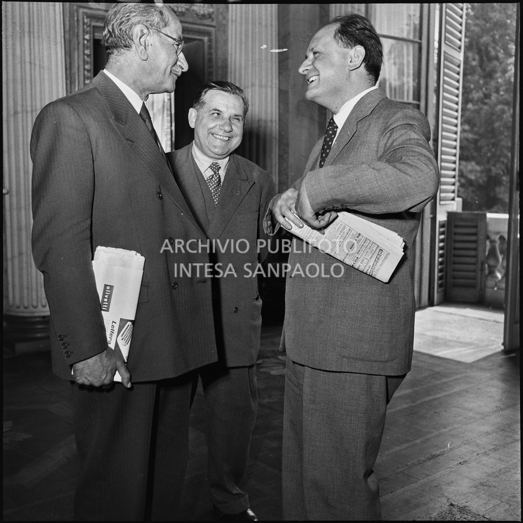 Alcuni uomini ripresi in occasione del convegno di studio sulle condizioni del lavoratore nell'impresa industriale organizzata nei Chiostri di San Barnaba a Milano dalla Società Umanitaria<br>216128