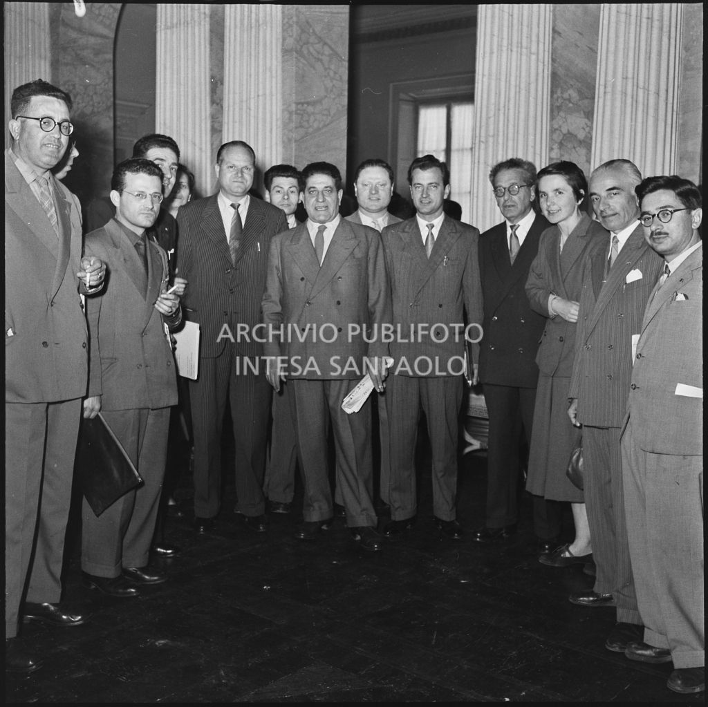 Foto di gruppo in occasione del convegno di studio sulle condizioni del lavoratore nell'impresa industriale organizzata nei Chiostri di San Barnaba a Milano dalla Società Umanitaria. Al centro il segretario della CGIL Giuseppe Di Vittorio<br>216129