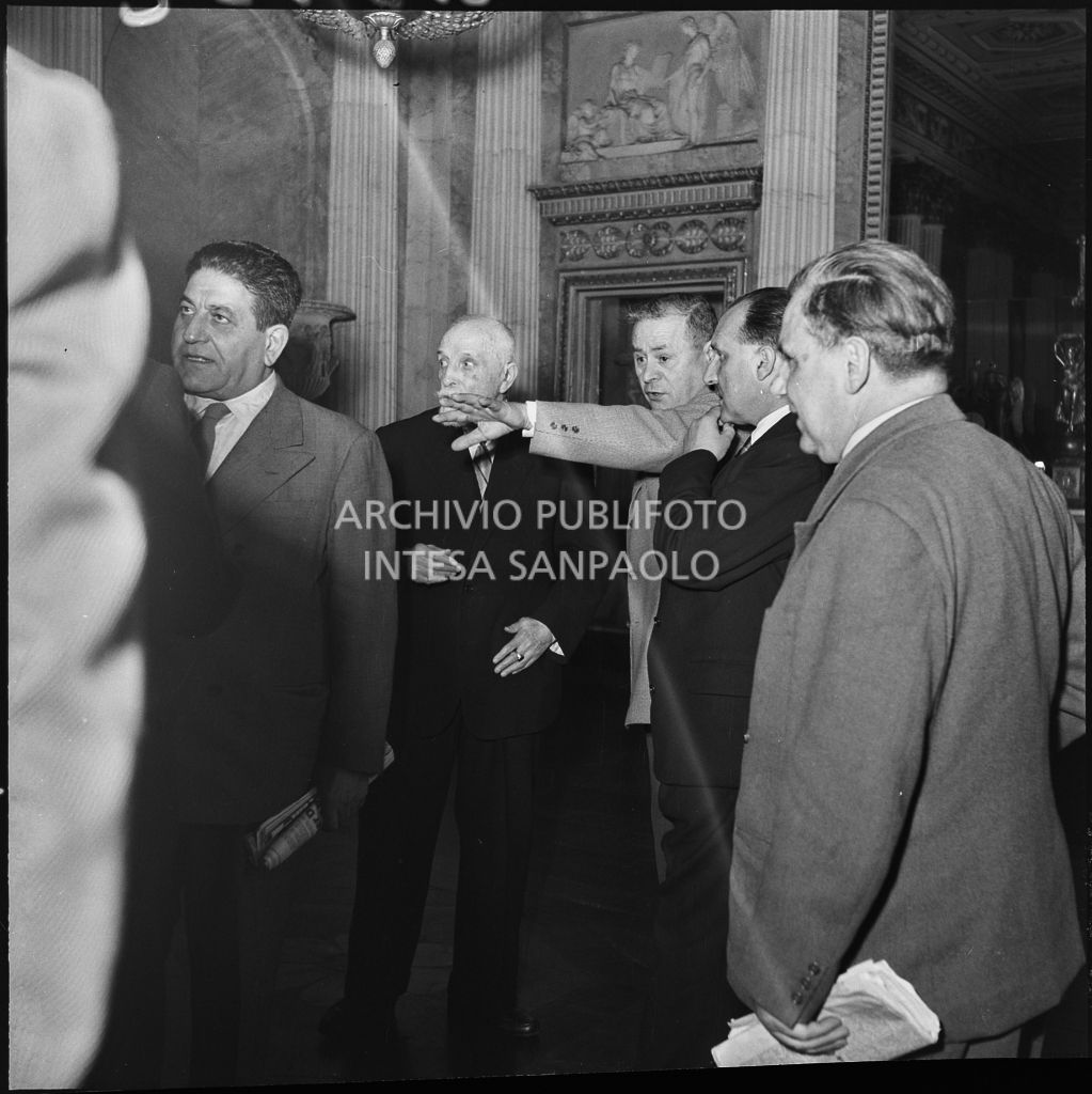 Il segretario della CGIL Giuseppe Di Vittorio (primo da sinistra) con altre persone in occasione del convegno di studio sulle condizioni del lavoratore nell'impresa industriale organizzata nei Chiostri di San Barnaba a Milano dalla Società Umanitaria<br>216132