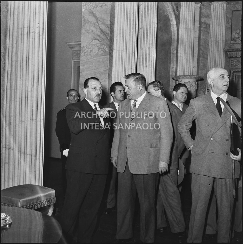 Alcune persone riprese in occasione del convegno di studio sulle condizioni del lavoratore nell'impresa industriale organizzata nei Chiostri di San Barnaba a Milano dalla Società Umanitaria<br>216133