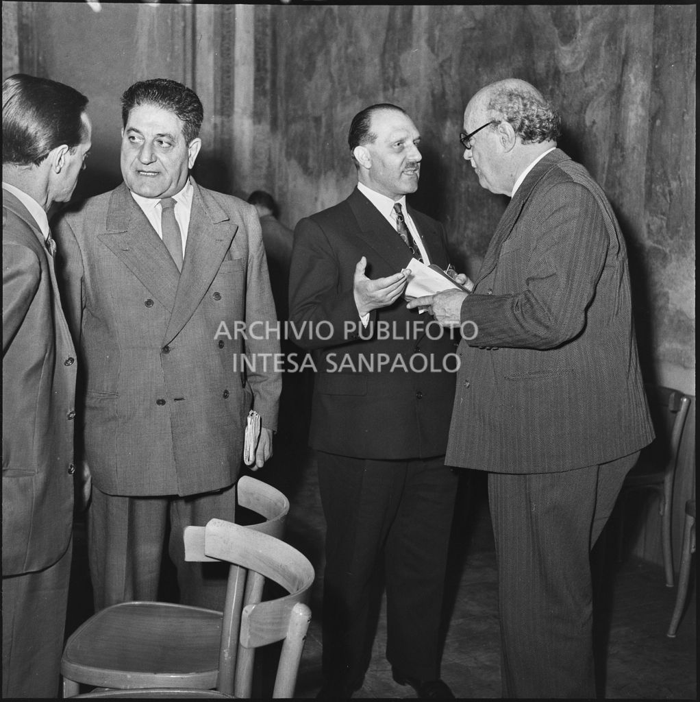 Il segretario della CGIL Giuseppe Di Vittorio (secondo da sinistra) con altre persone in occasione del convegno di studio sulle condizioni del lavoratore nell'impresa industriale organizzata nei Chiostri di San Barnaba a Milano dalla Società Umanitaria<br>216135