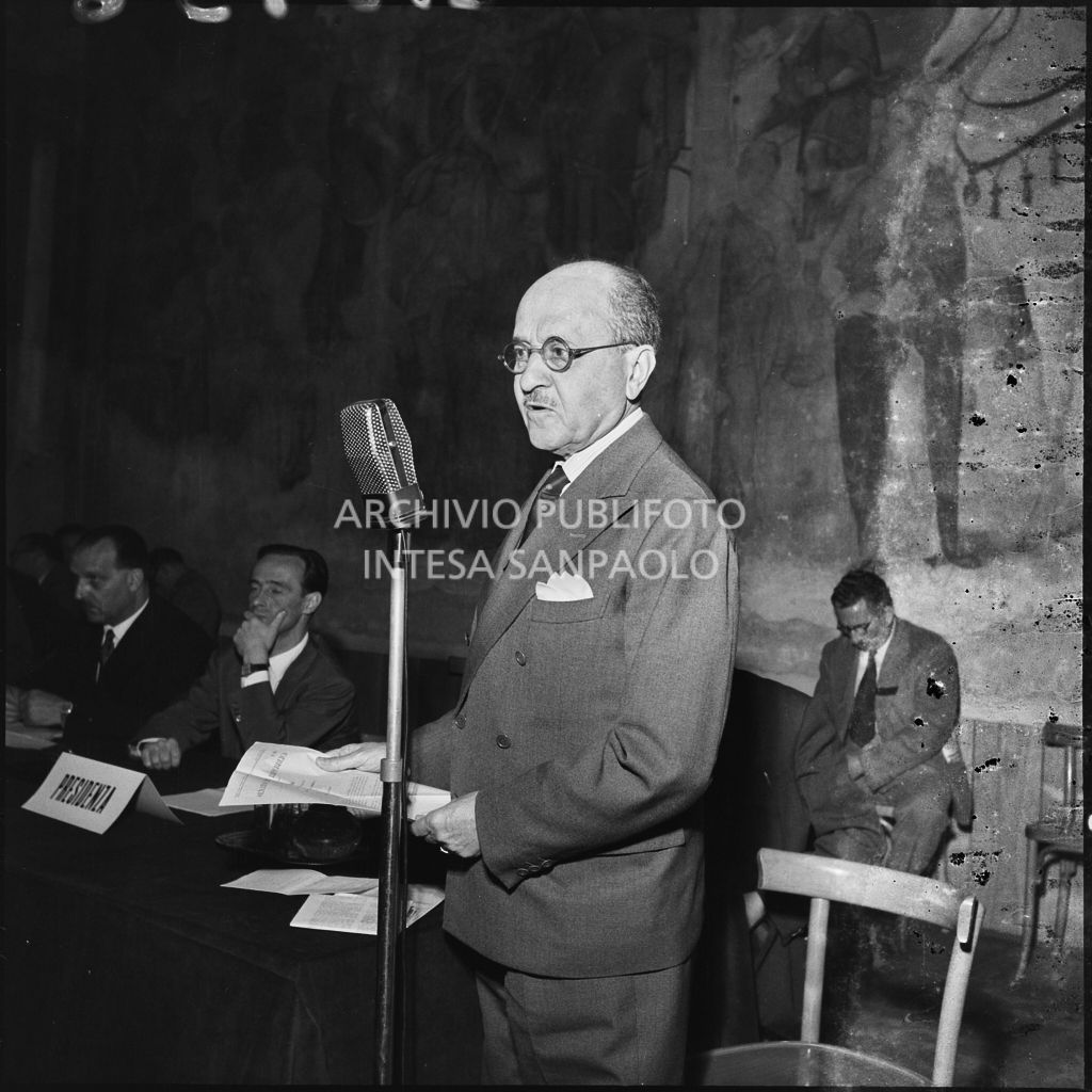 Esposizione di un relatore del convegno di studio sulle condizioni del lavoratore nell'impresa industriale organizzata nei Chiostri di San Barnaba a Milano dalla Società Umanitaria<br>216136