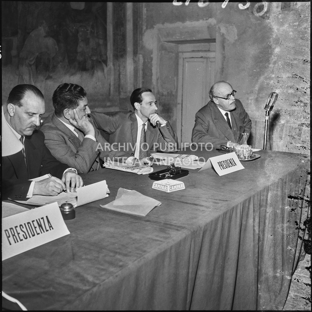 Tavolo dei relatori del convegno di studio sulle condizioni del lavoratore nell'impresa industriale organizzata nei Chiostri di San Barnaba a Milano dalla Società Umanitaria. Seduto al tavolo il segretario della CGIL Giuseppe Di Vittorio (secondo da sinistra)<br>216138