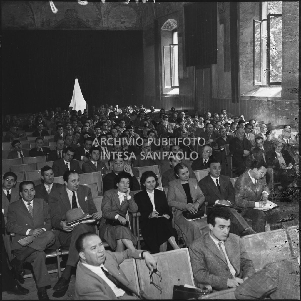 Pubblico al convegno di studio sulle condizioni del lavoratore nell'impresa industriale organizzata nei Chiostri di San Barnaba a Milano dalla Società Umanitaria<br>216139