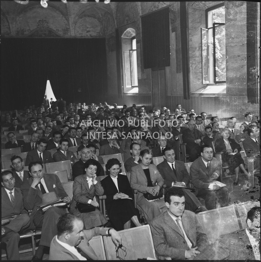 Pubblico al convegno di studio sulle condizioni del lavoratore nell'impresa industriale organizzata nei Chiostri di San Barnaba a Milano dalla Società Umanitaria<br>216140