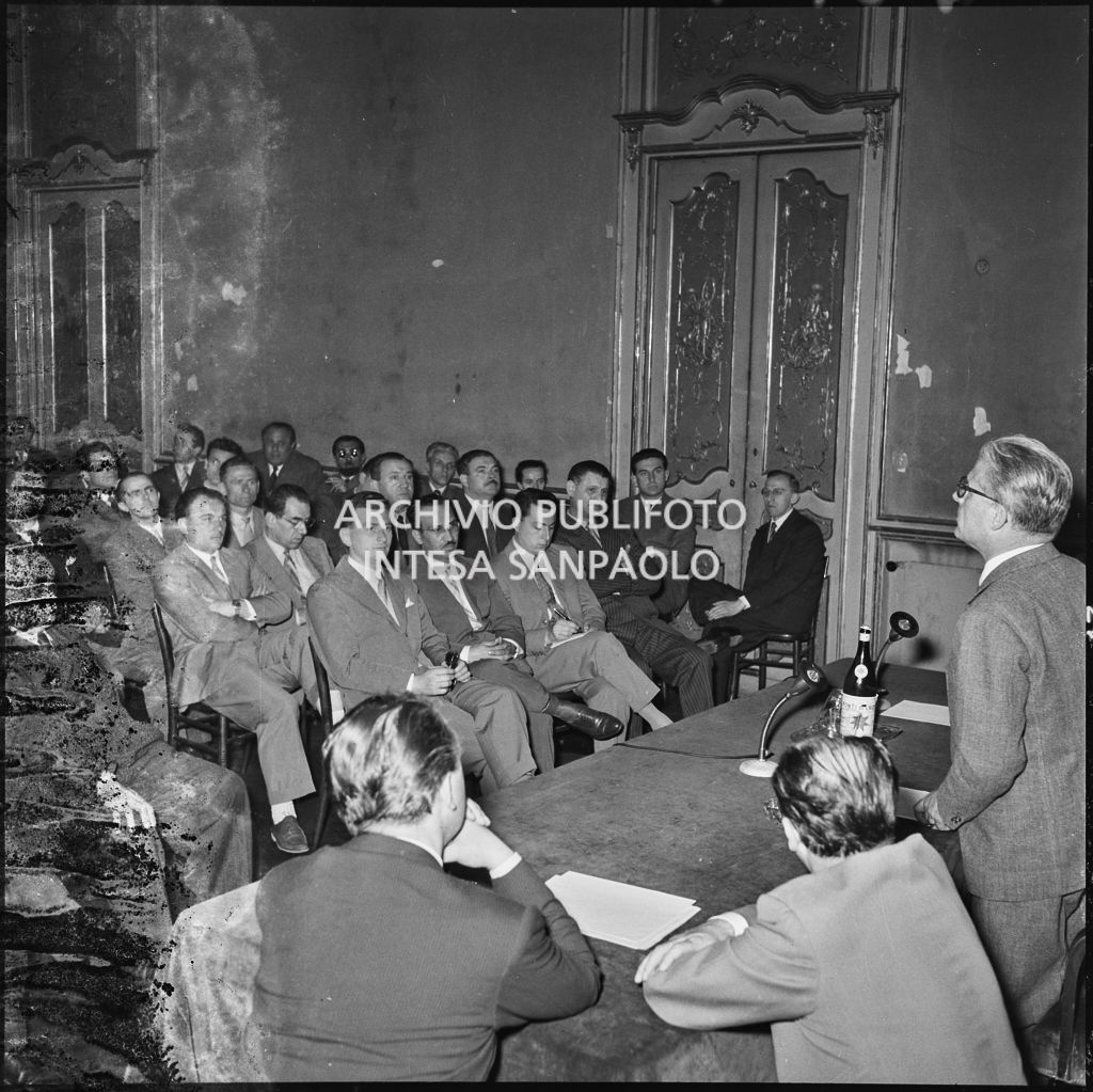 Discorso tenuto dall'onorevole Giovanni Gronchi alla cerimonia per l'intitolazione di due sale della sede della Democrazia Cristiana, in via Clerici 5, a Filippo Meda e Carlo Perini<br>216161