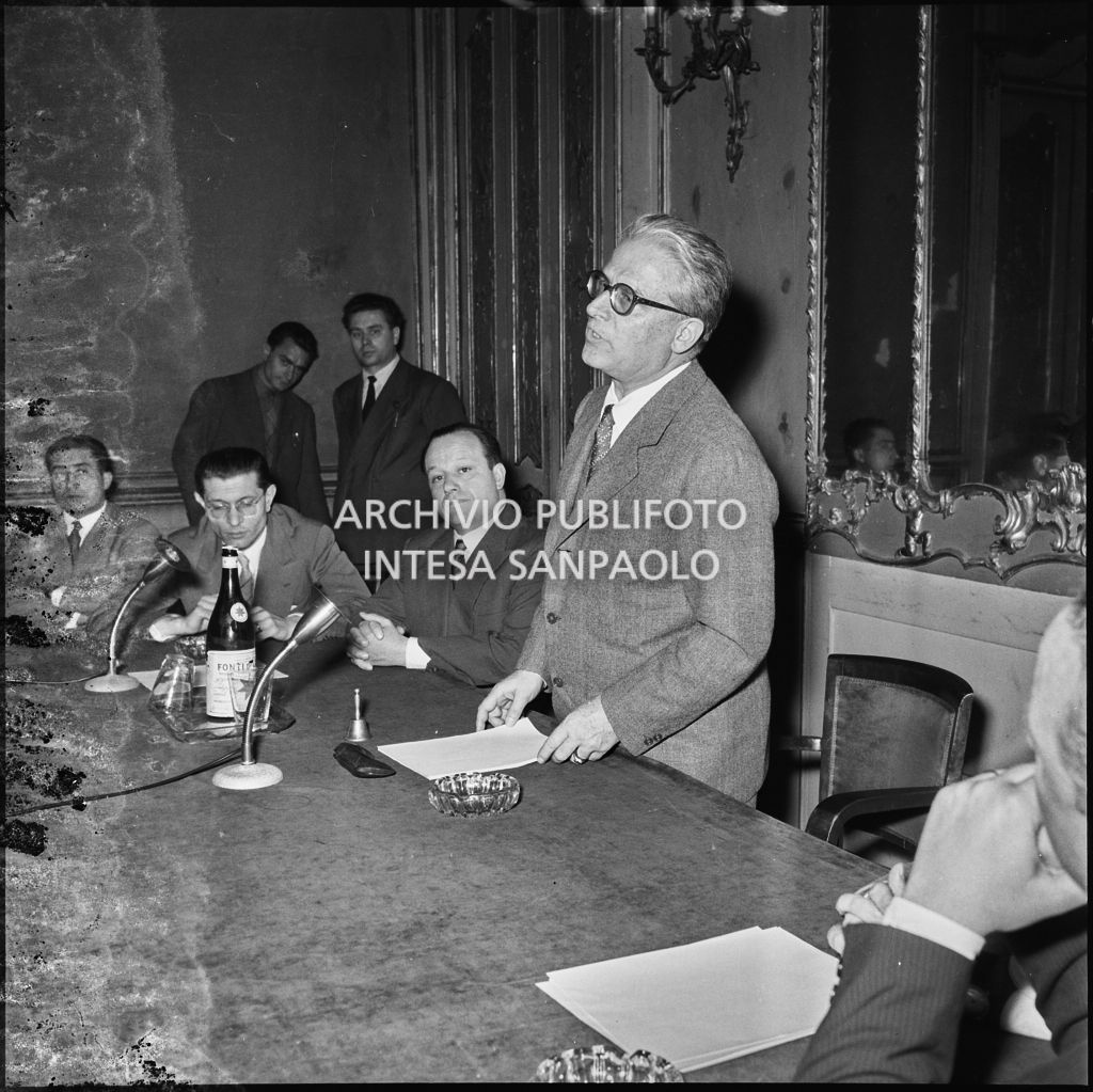 Discorso tenuto dall'onorevole Giovanni Gronchi alla cerimonia per l'intitolazione di due sale della sede della Democrazia Cristiana, in via Clerici 5, a Filippo Meda e Carlo Perini<br>216162