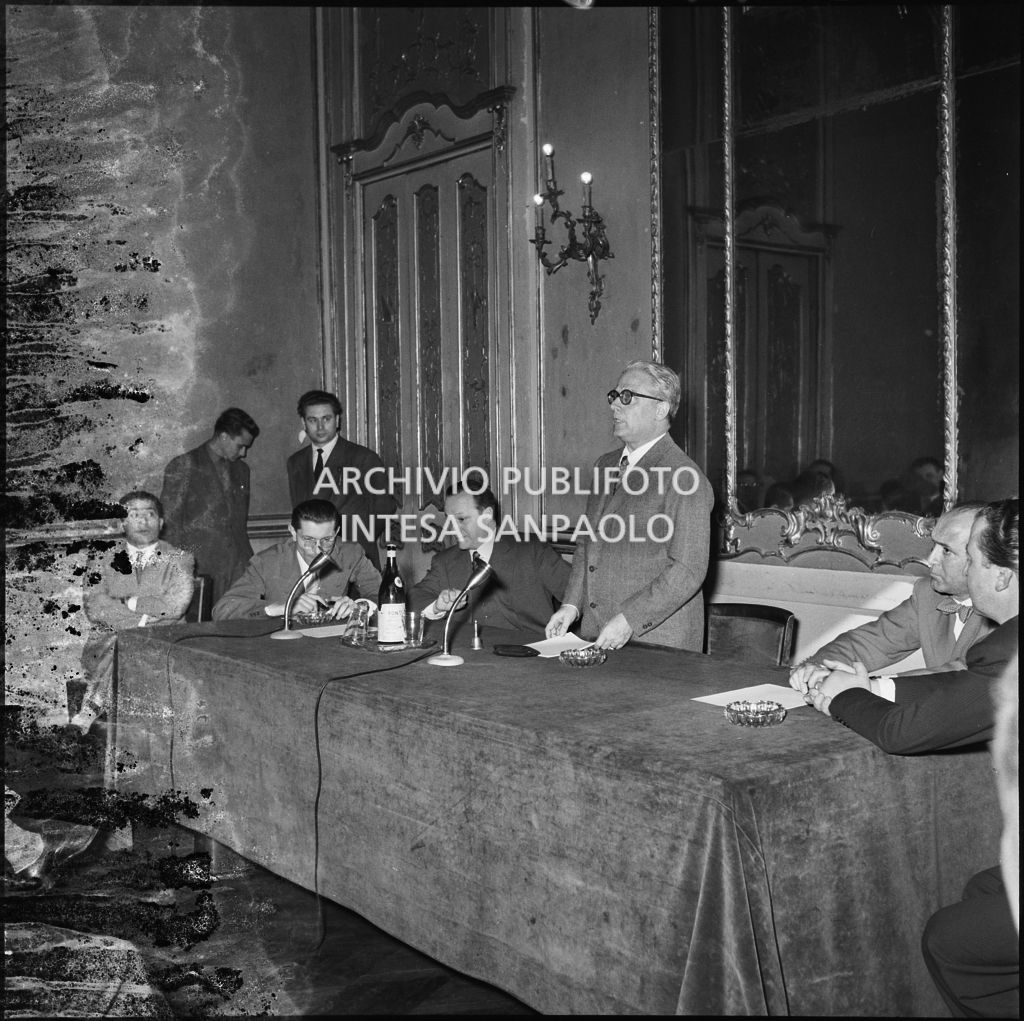 Discorso tenuto dall'onorevole Giovanni Gronchi alla cerimonia per l'intitolazione di due sale della sede della Democrazia Cristiana, in via Clerici 5, a Filippo Meda e Carlo Perini<br>216163