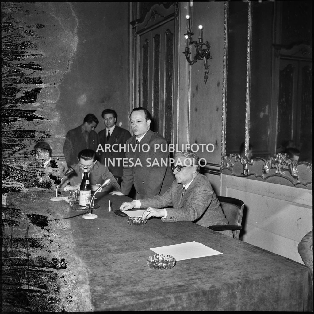 L'onorevole Giovanni Gronchi (primo da destra) in occasione della cerimonia per l'intitolazione di due sale della sede della Democrazia Cristiana, in via Clerici 5, a Filippo Meda e Carlo Perini<br>216164