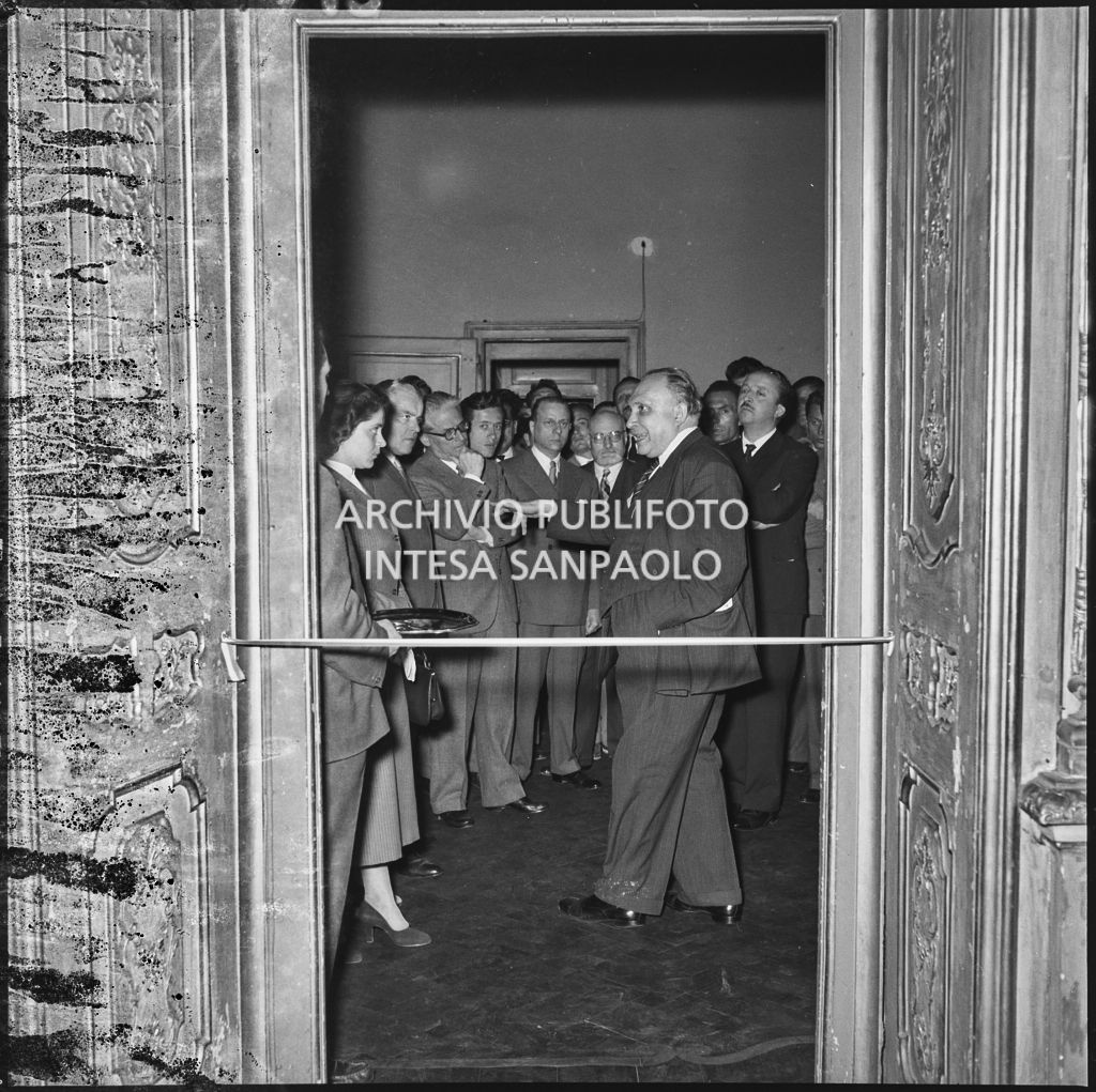 Cerimonia per l'intitolazione di due sale della sede della Democrazia Cristiana, in via Clerici 5, a Filippo Meda e Carlo Perini. Nel pubblico l'onorevole Giovanni Gronchi<br>216165