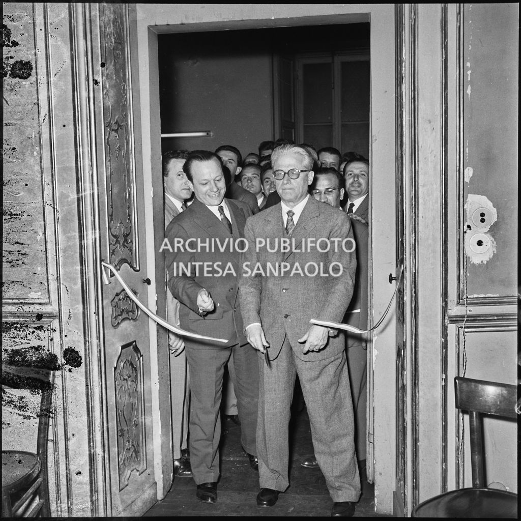 L'onorevole Giovanni Gronchi taglia il nastro in occasione dell'intitolazione di due sale della sede della Democrazia Cristiana, in via Clerici 5, a Filippo Meda e Carlo Perini<br>216166