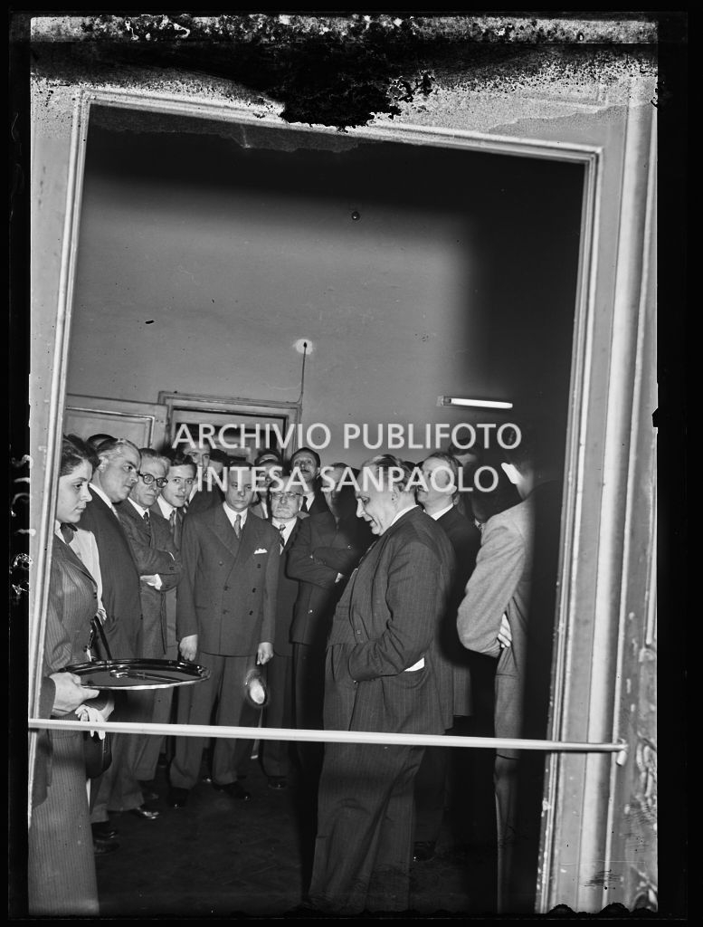 Cerimonia per l'intitolazione di due sale della sede della Democrazia Cristiana, in via Clerici 5, a Filippo Meda e Carlo Perini. Nel pubblico l'onorevole Giovanni Gronchi<br>216168