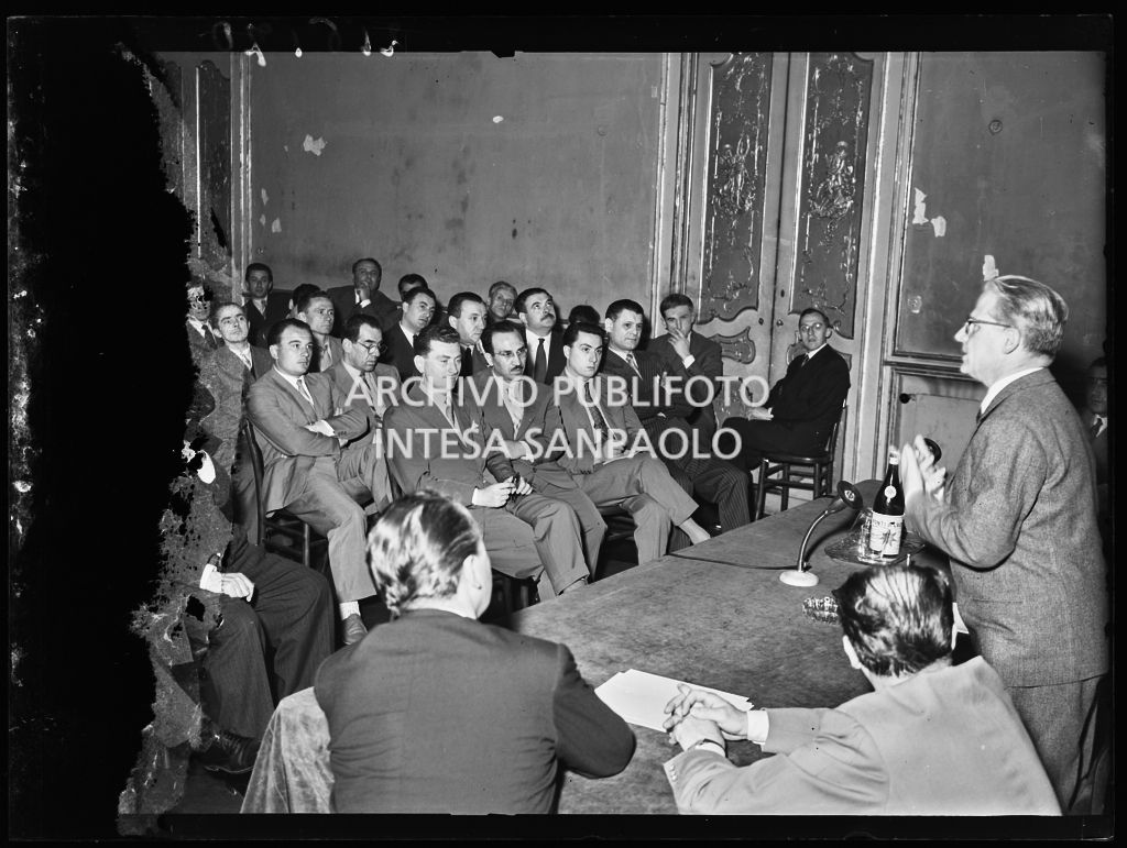 Discorso tenuto dall'onorevole Giovanni Gronchi alla cerimonia per l'intitolazione di due sale della sede della Democrazia Cristiana, in via Clerici 5, a Filippo Meda e Carlo Perini<br>216170