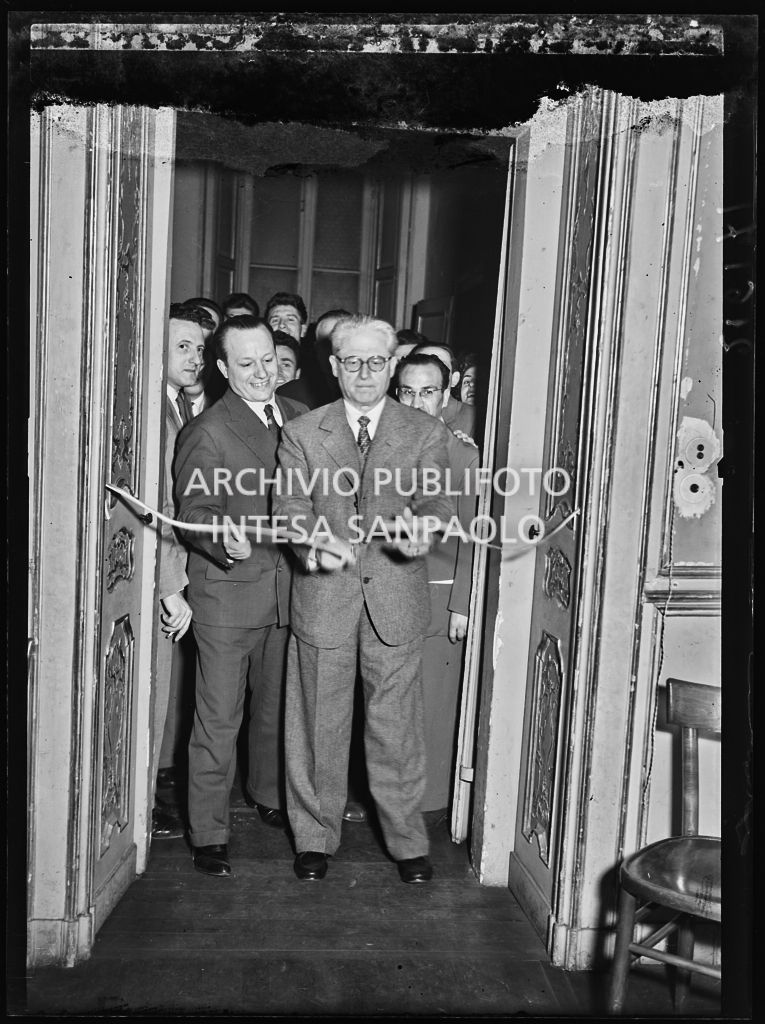 L'onorevole Giovanni Gronchi taglia il nastro in occasione della cerimonia per l'intitolazione di due sale della sede della Democrazia Cristiana, in via Clerici 5, a Filippo Meda e Carlo Perini<br>216171