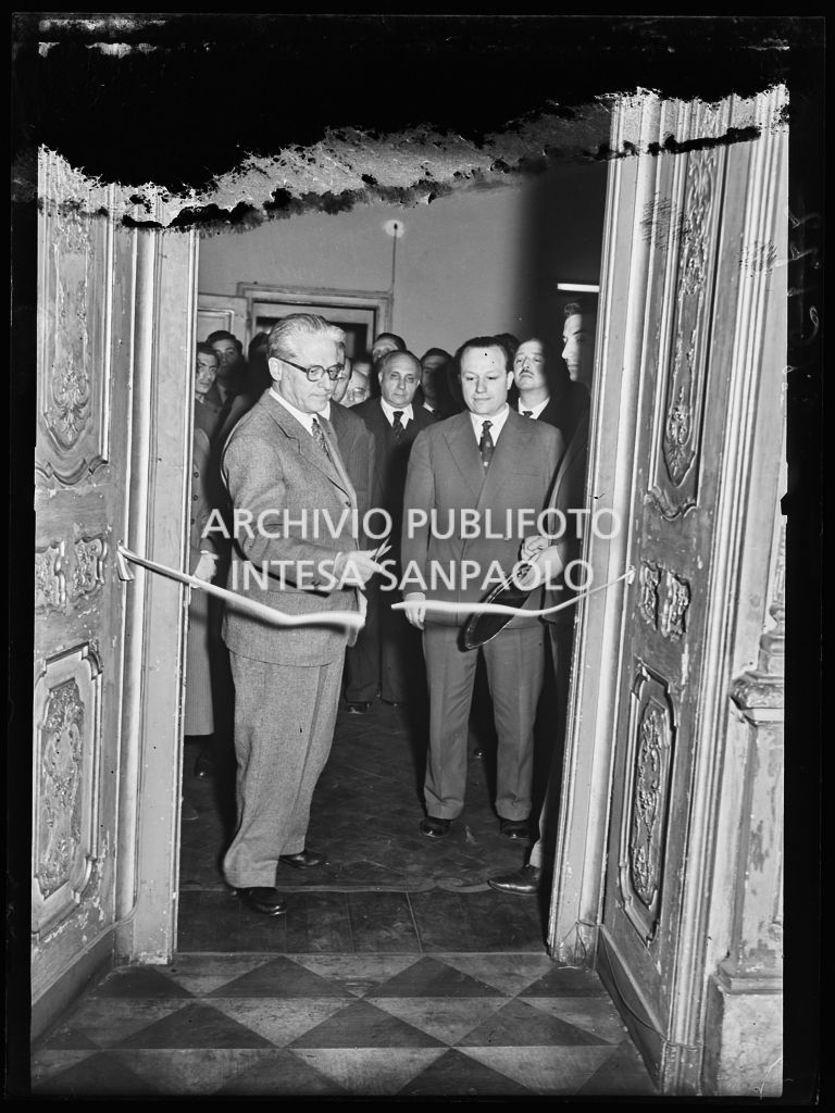 L'onorevole Giovanni Gronchi taglia il nastro in occasione della cerimonia per l'intitolazione di due sale della sede della Democrazia Cristiana, in via Clerici 5, a Filippo Meda e Carlo Perini<br>216172
