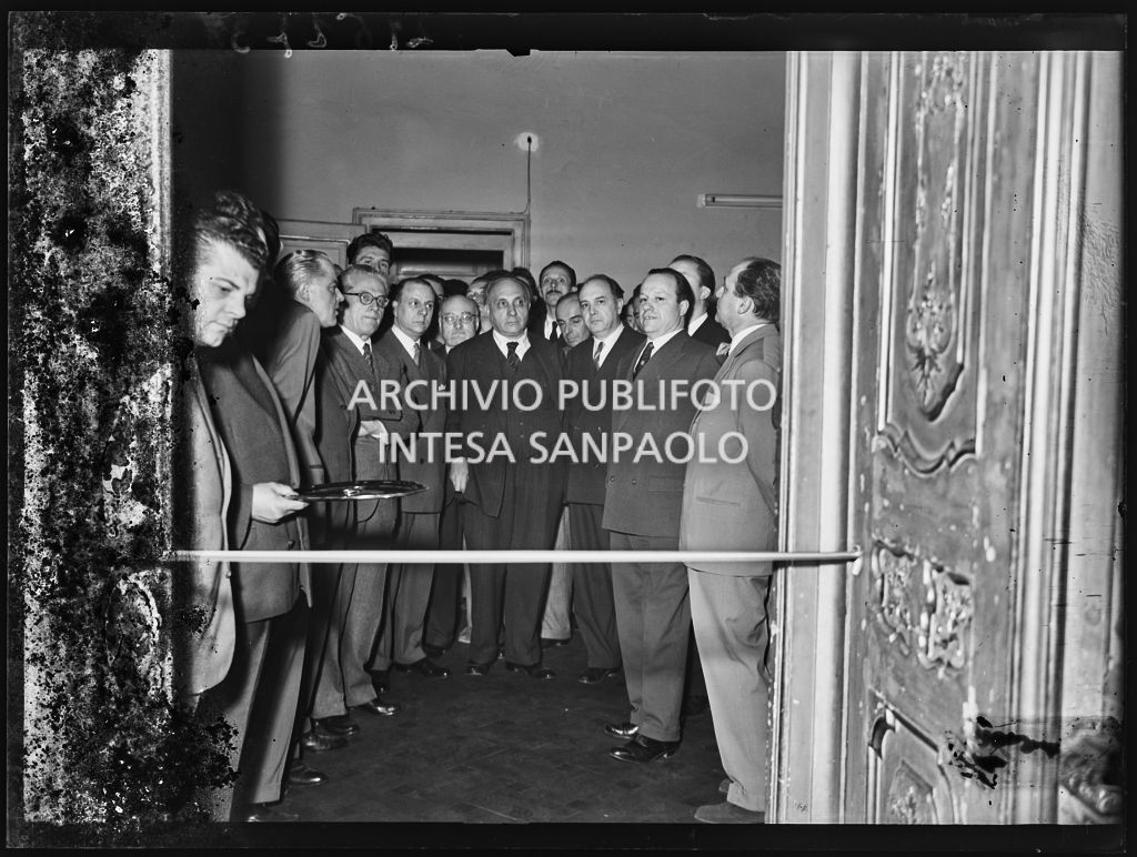 Cerimonia per l'intitolazione di due sale della sede della Democrazia Cristiana, in via Clerici 5, a Filippo Meda e Carlo Perini. Nel pubblico l'onorevole Giovanni Gronchi<br>216173