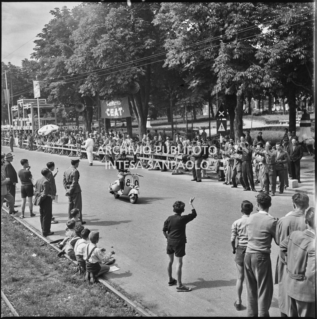 Partenza del concorrente n. 80 della competizione sportiva 1000 Km Vespistica del 1954<br>216174