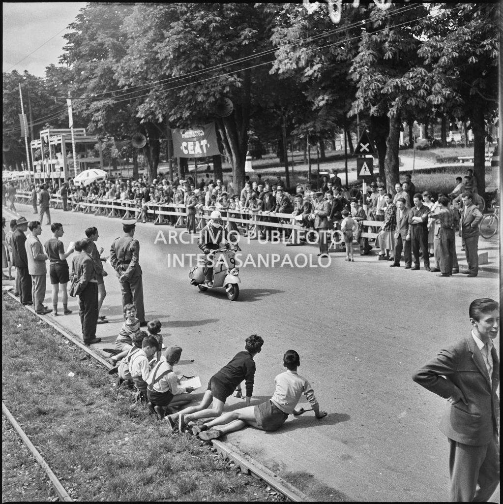 Partenza del concorrente n. 79 della competizione sportiva 1000 Km Vespistica del 1954<br>216175