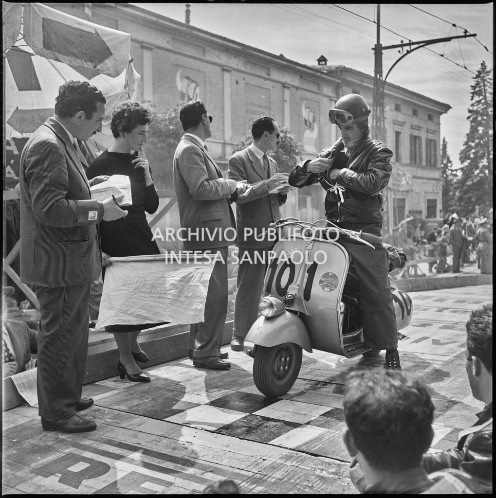 Punzonatura del concorrente n. 101 della competizione sportiva 1000 Km Vespistica del 1954<br>216176