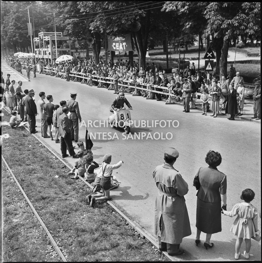 Partenza del concorrente n. 81 della competizione sportiva 1000 Km Vespistica del 1954<br>216177