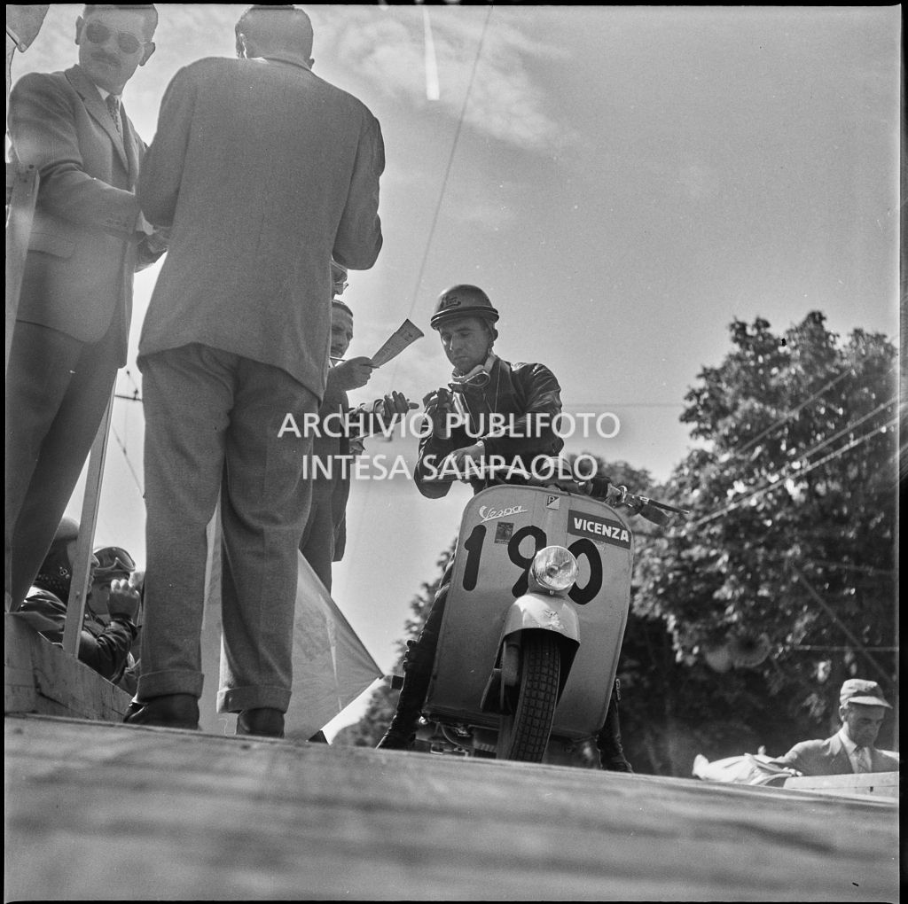 Punzonatura del concorrente n. 190 della competizione sportiva 1000 Km Vespistica del 1954<br>216178