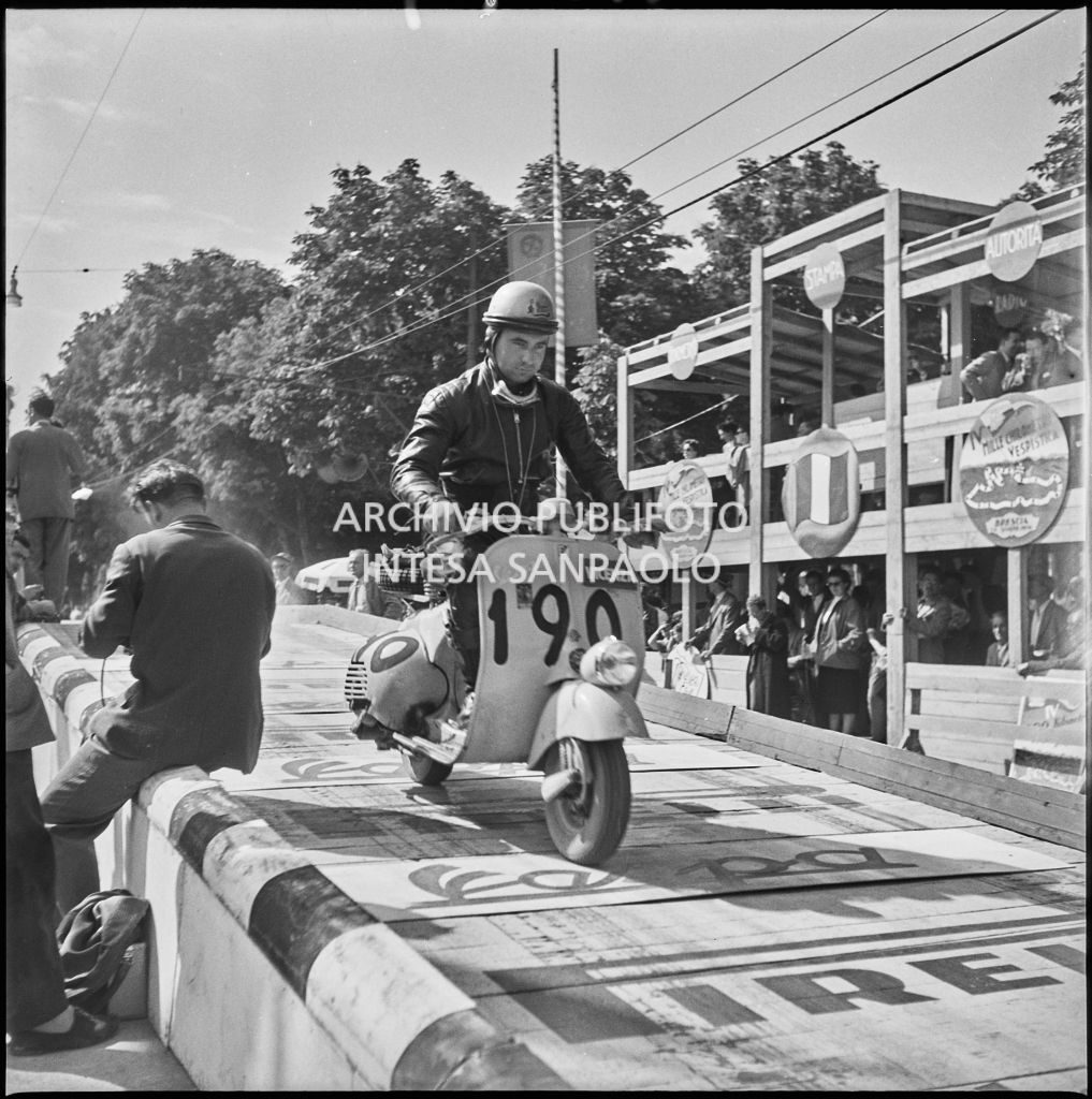 Partenza del concorrente n. 190 della competizione sportiva 1000 Km Vespistica del 1954<br>216179