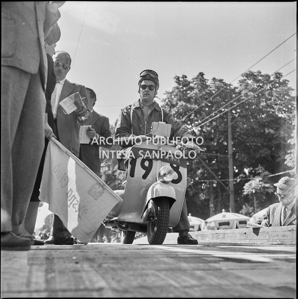 Punzonatura del concorrente n. 198 della competizione sportiva 1000 Km Vespistica del 1954<br>216180