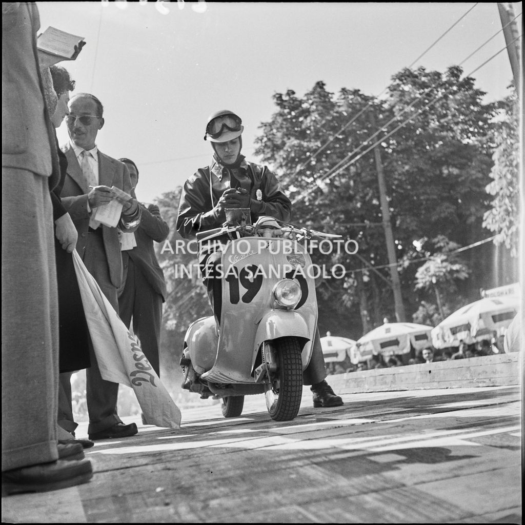 Punzonatura del concorrente n. 199 della competizione sportiva 1000 Km Vespistica del 1954<br>216181