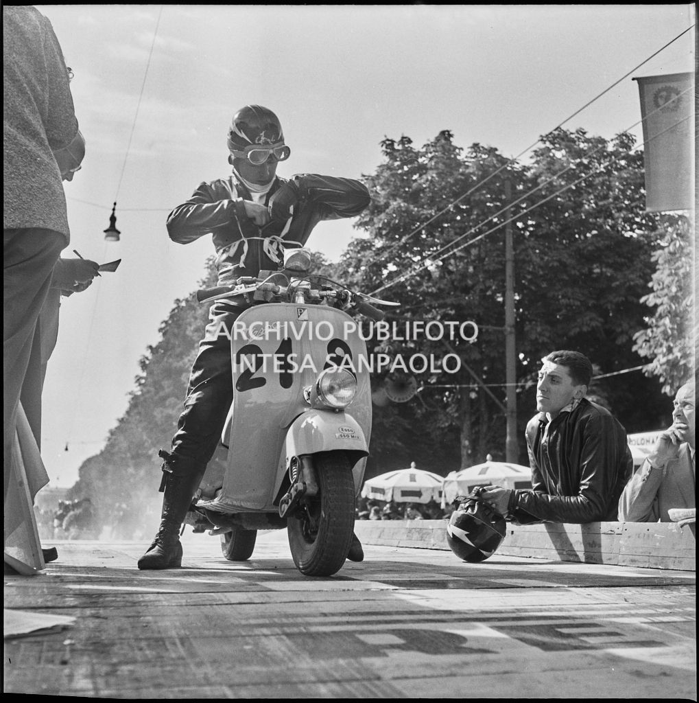 Punzonatura del concorrente n. 218 della competizione sportiva 1000 Km Vespistica del 1954<br>216182