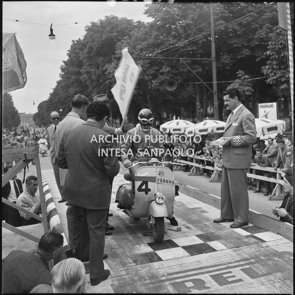 Punzonatura del concorrente n. 4 della competizione sportiva 1000 Km Vespistica del 1954<br>216186