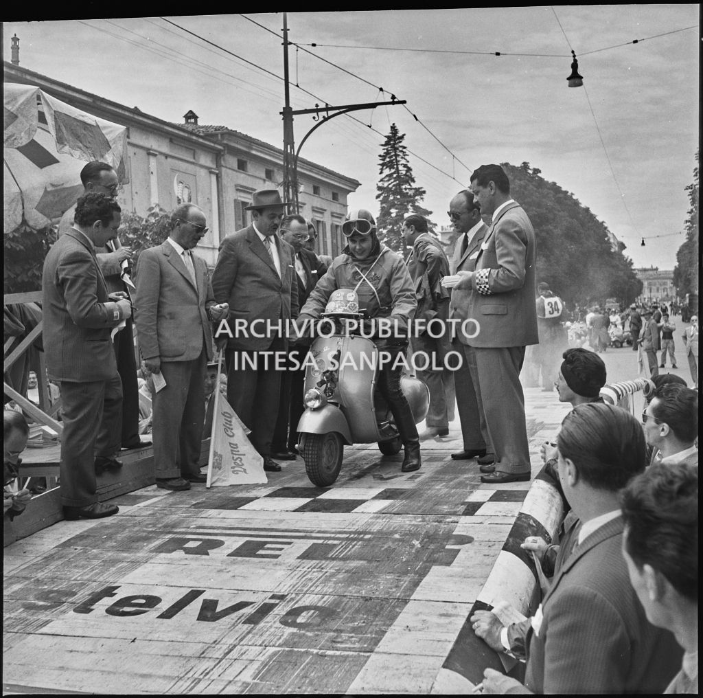 Punzonatura della concorrente Ada Pace del Vespa Club di Torino (numero di gara 1) per la competizione sportiva 1000 Km Vespistica del 1954<br>216187