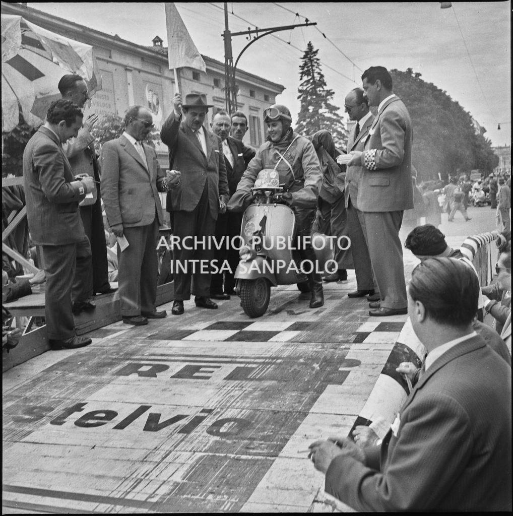 La concorrente Ada Pace del Vespa Club di Torino (numero di gara 1) pronta per la partenza della competizione sportiva 1000 Km Vespistica del 1954<br>216188