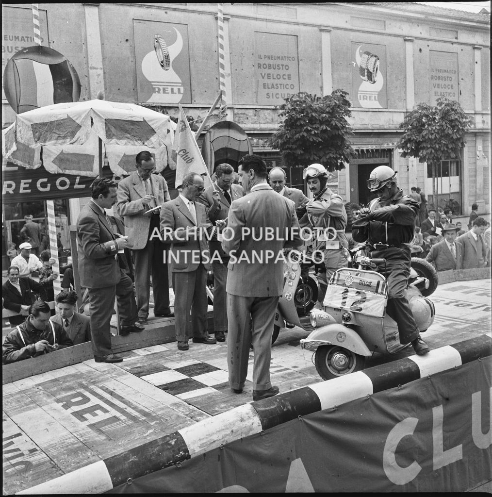 Punzonatura del concorrente n. 11 e del concorrente n. 12 della competizione sportiva 1000 Km Vespistica del 1954<br>216189