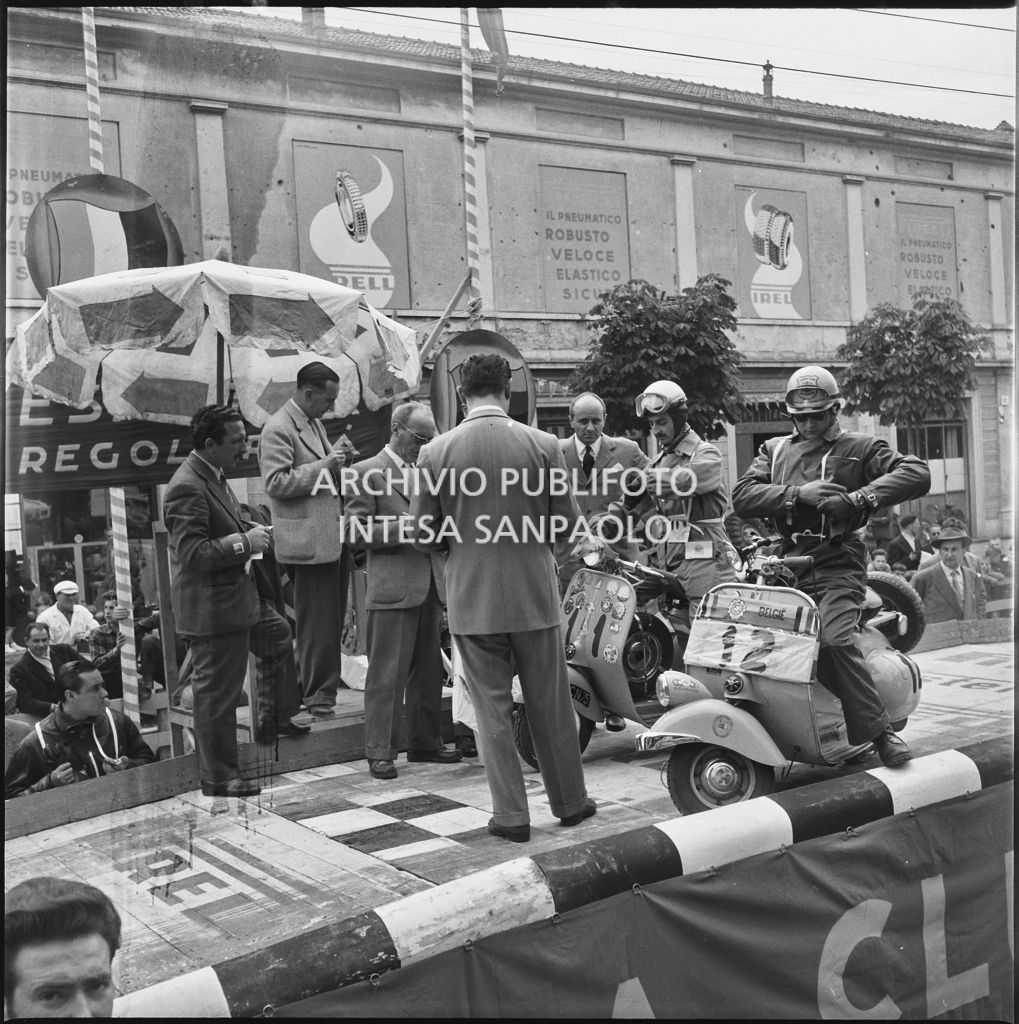 Punzonatura del concorrente n. 11 e del concorrente n. 12 della competizione sportiva 1000 Km Vespistica del 1954<br>216190