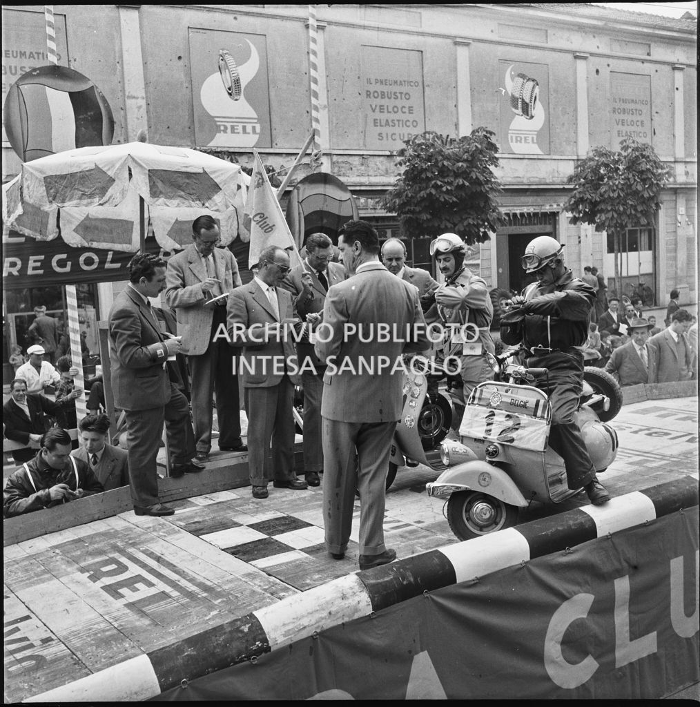 Punzonatura del concorrente n. 11 e del concorrente n. 12 per la competizione sportiva 1000 Km Vespistica del 1954<br>216191