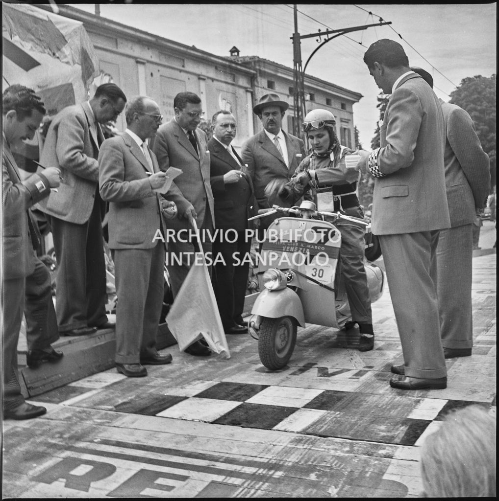 Punzonatura della concorrente n. 7 della competizione sportiva 1000 Km Vespistica del 1954<br>216192