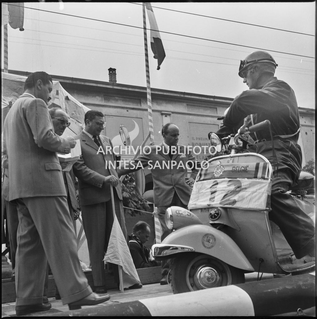 Punzonatura della concorrente n. 12 della competizione sportiva 1000 Km Vespistica del 1954<br>216193