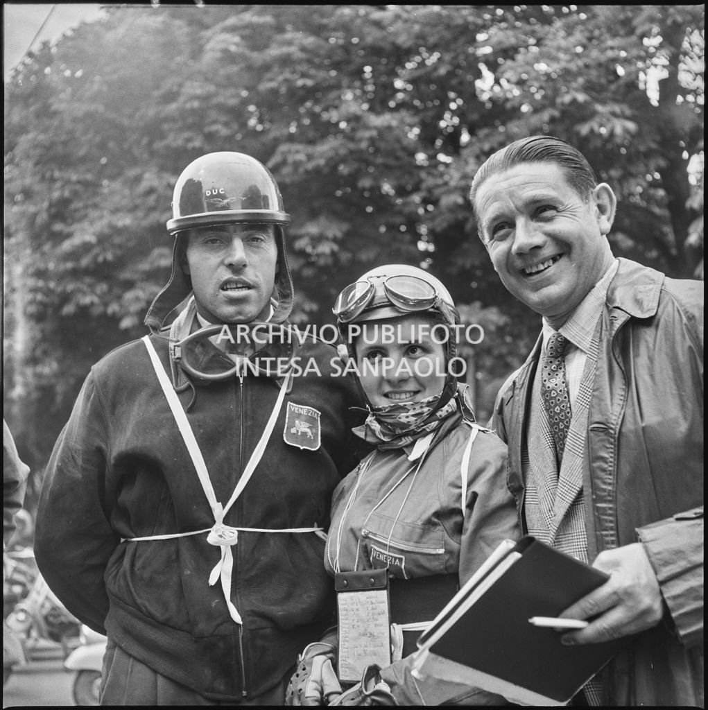 Due concorrenti del Vespa Club di Venezia in un momento di pausa dalla competizione sportiva 1000 Km Vespistica del 1954<br>216194
