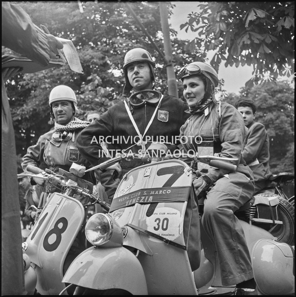 Tre concorrenti del Vespa Club di Venezia in un momento di pausa dalla competizione sportiva 1000 Km Vespistica del 1954<br>216195