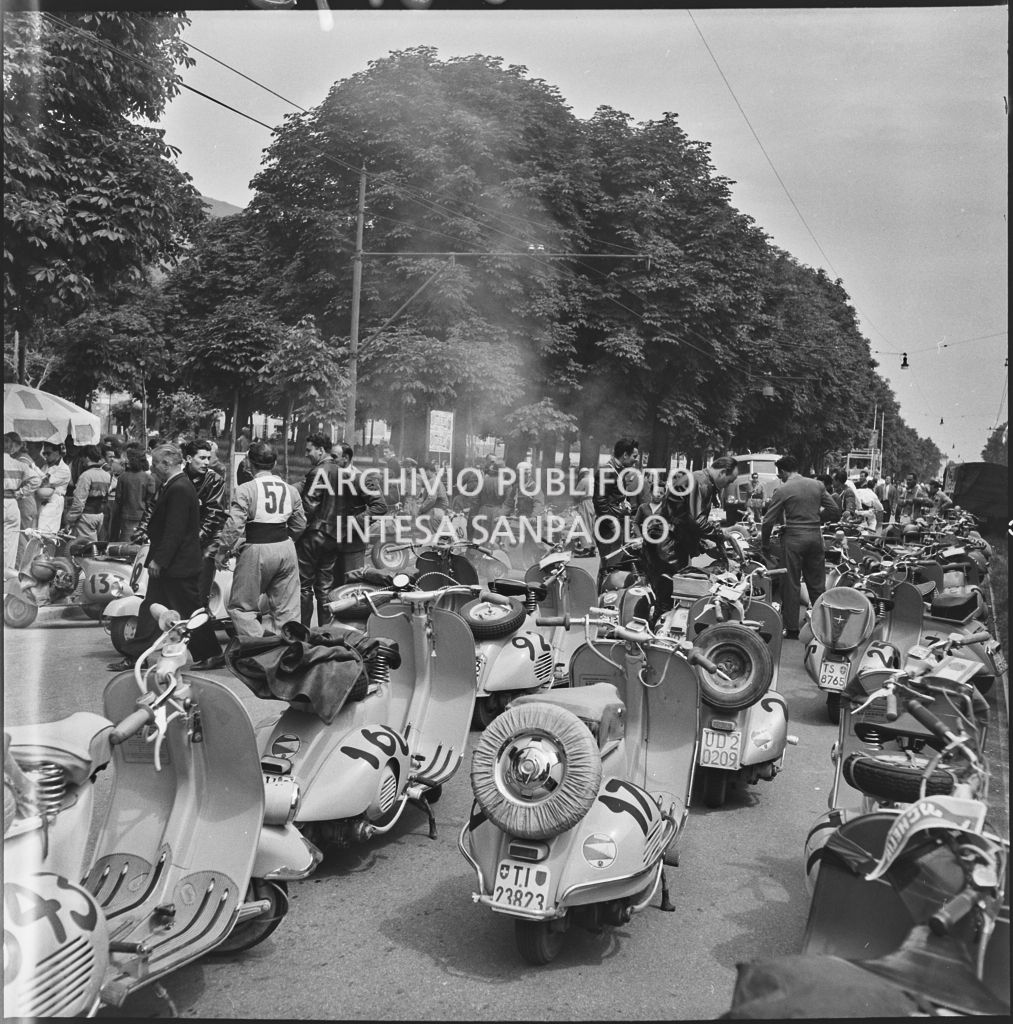 Vespe allineate prima della competizione sportiva 1000 Km Vespistica del 1954a Brescia<br>216196