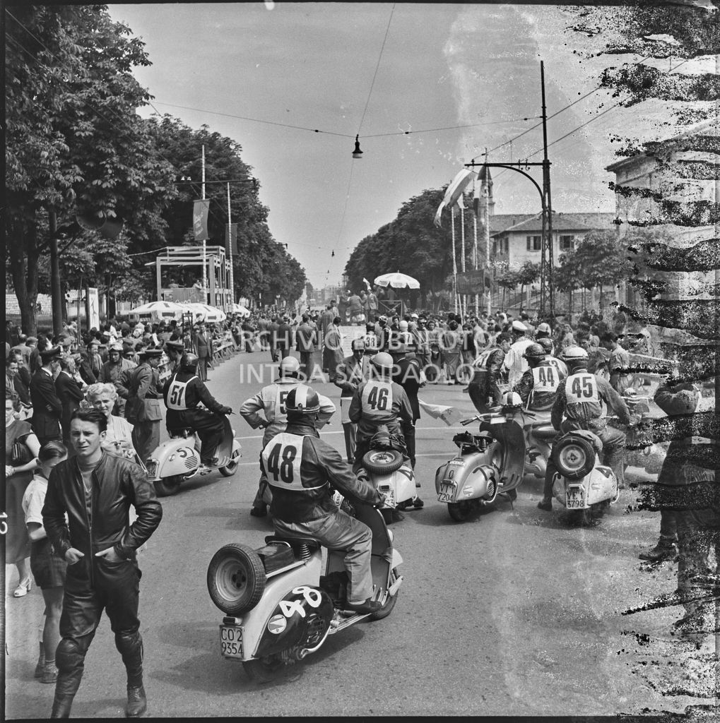 Concorrenti prima dell'inizio della competizione sportiva 1000 Km Vespistica del 1954 a Brescia<br>216197