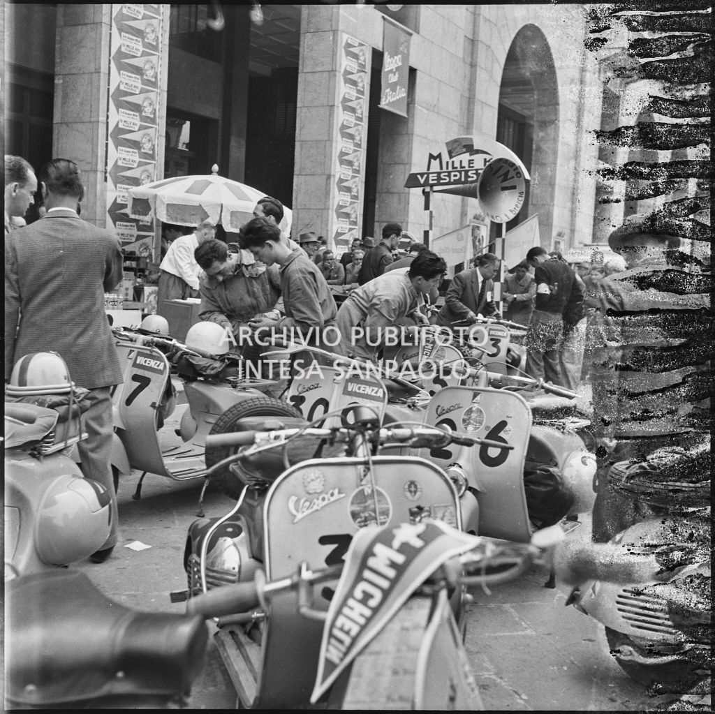 Un momento prima della competizione sportiva 1000 Km Vespistica del 1954 in piazza della Vittoria a Brescia<br>216199